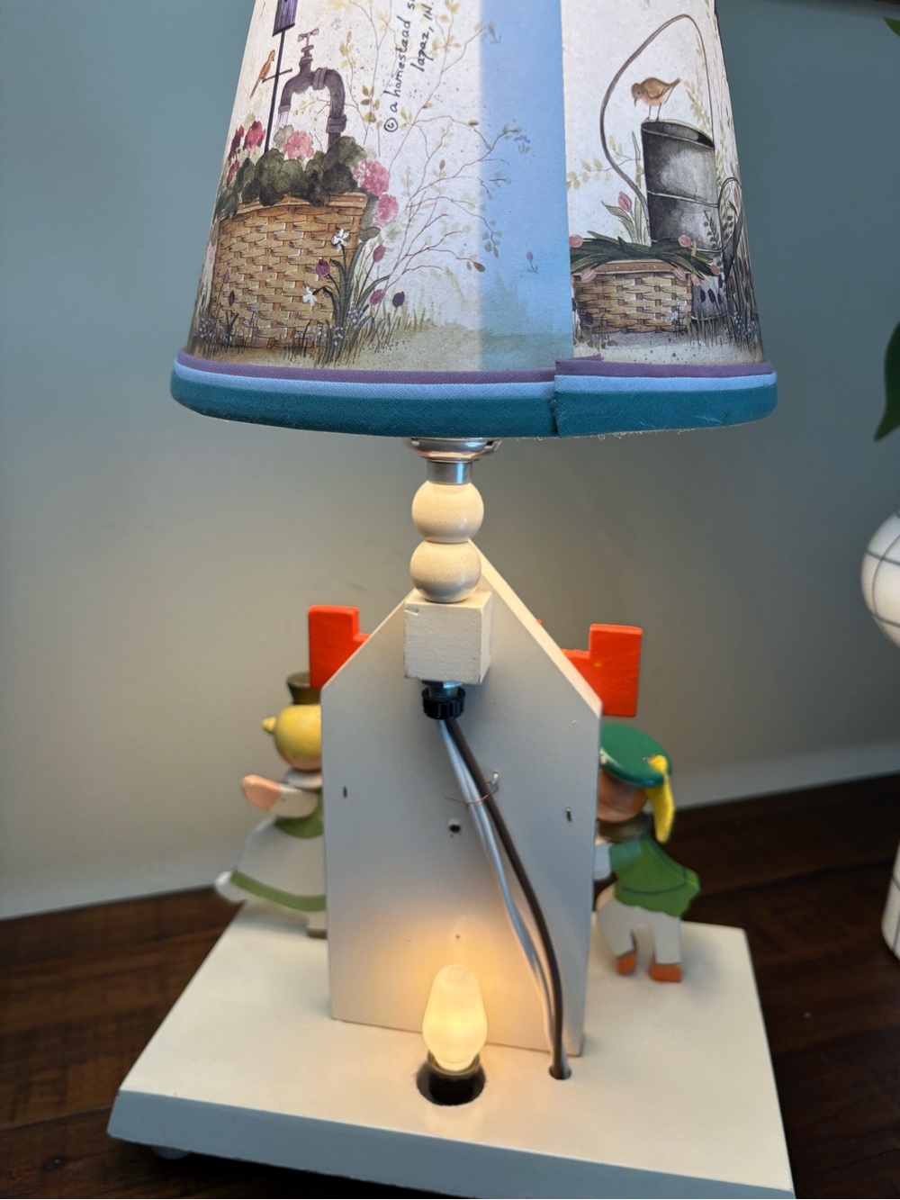 Vintage Irma Wooden Children’s Lamp Featuring Hand-Painted Figures - Picture 5 of 15